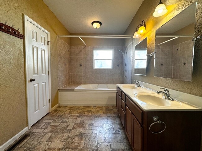 Building Photo - 134 Ridgeview Dr
