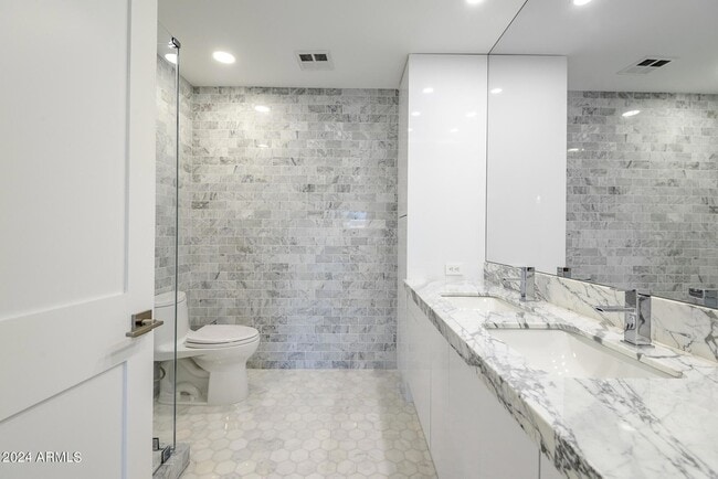 Building Photo - 7117 E Rancho Vista Dr