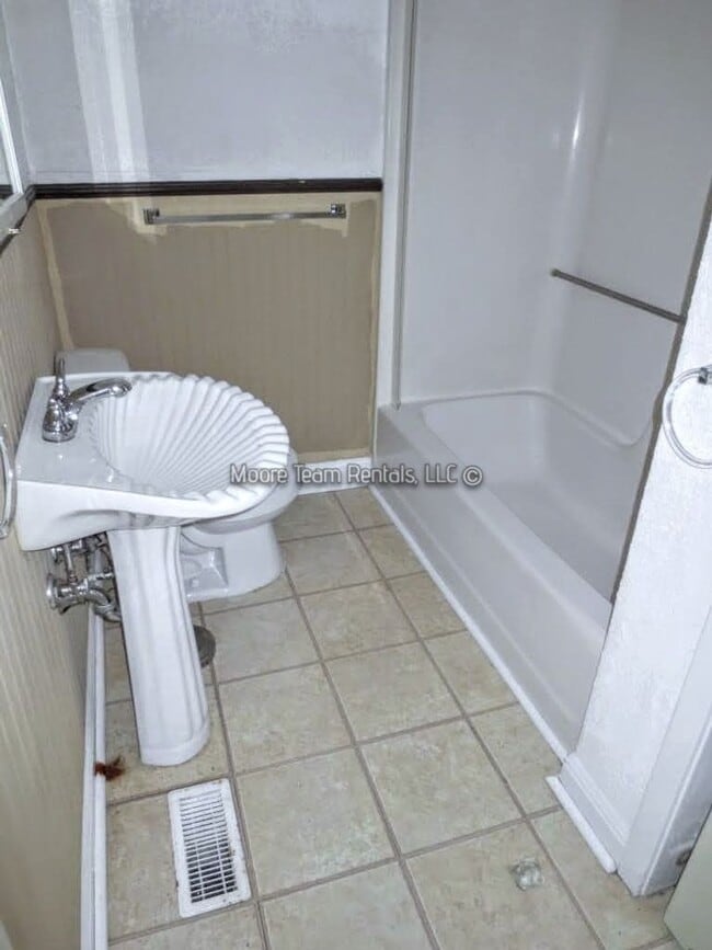 Building Photo - One Bedroom House with Big Flat Yard Near ...
