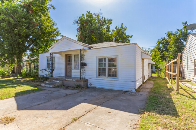 Building Photo - 6404 NW 35th St