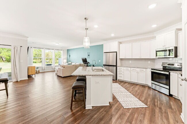 Building Photo - Sleek & Stylish 3 Bed, 2.5 Bath Townhome in Prime Location $2,050/mo rent