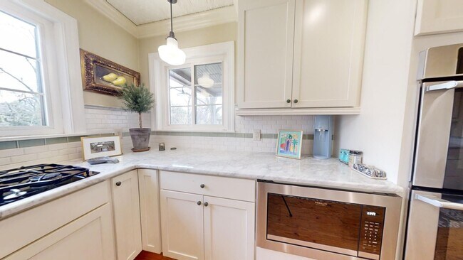 Building Photo - Gorgeous and updated home in Heart of Auburn