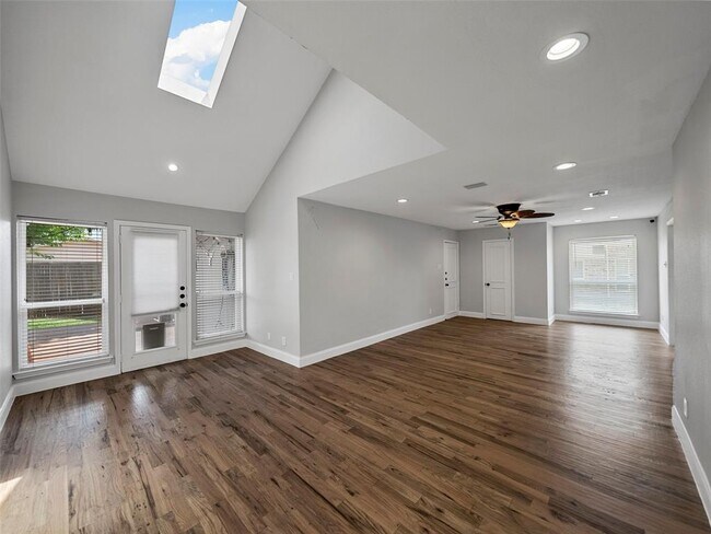 Building Photo - 4636 Versailles Ln