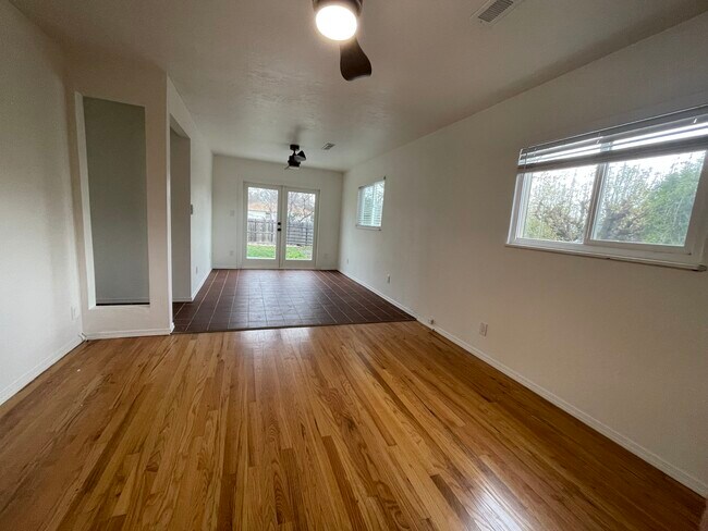 Building Photo - 1030 Lincoln St