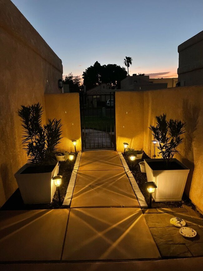 Building Photo - TOWNHOME IN MESA DEL SOL!