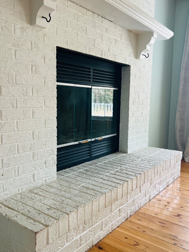 Building Photo - 208 Elmhurst Rd