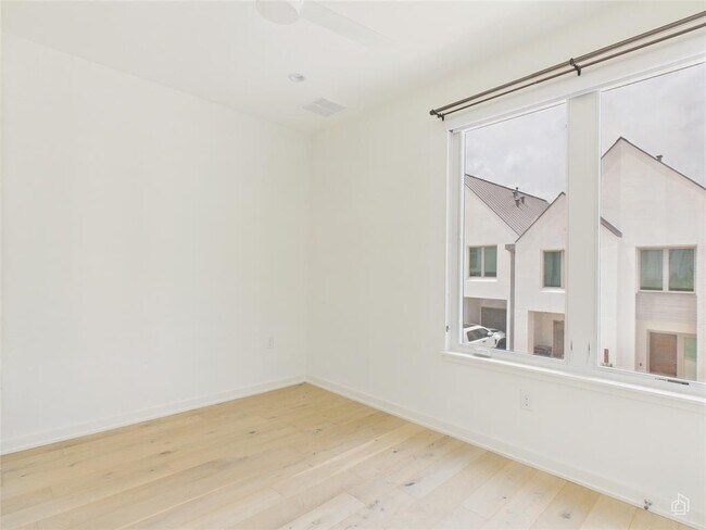 Building Photo - 3306 Cantwell Ln