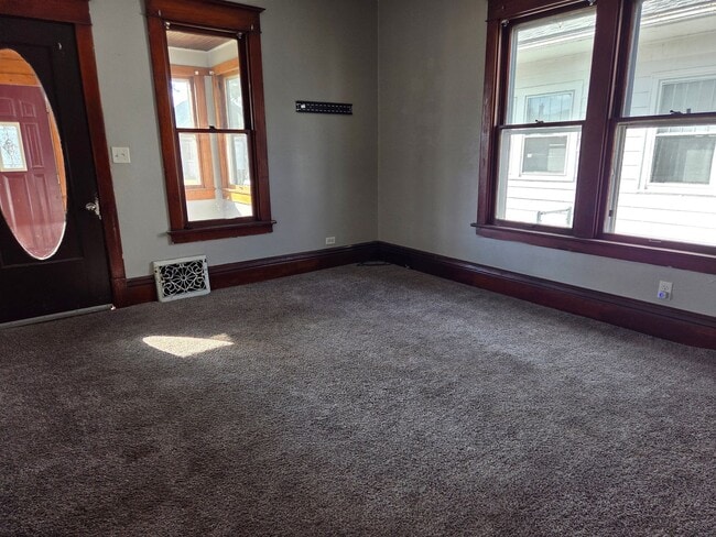 Building Photo - Nice, spacious 3 BR, 1 BA house for rent