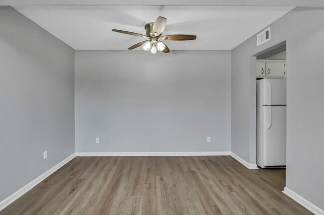 Building Photo - Walkable Downtown Lexington Living in Shadow Moss | Ground-Floor 2BR Retreat - Water sewer & tras...