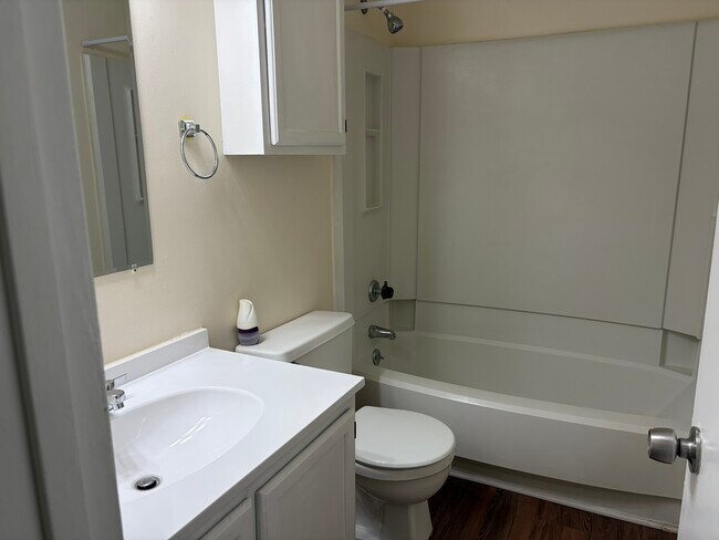 Building Photo - 4832 Hollenden Dr