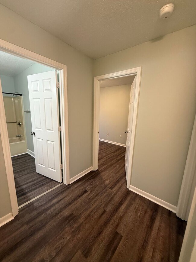 Building Photo - Cozy 2 bedroom Townhouse Close to Downton