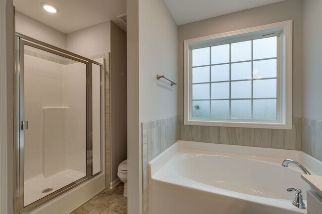 Building Photo - Live in Style and Comfort in Sought-After ...