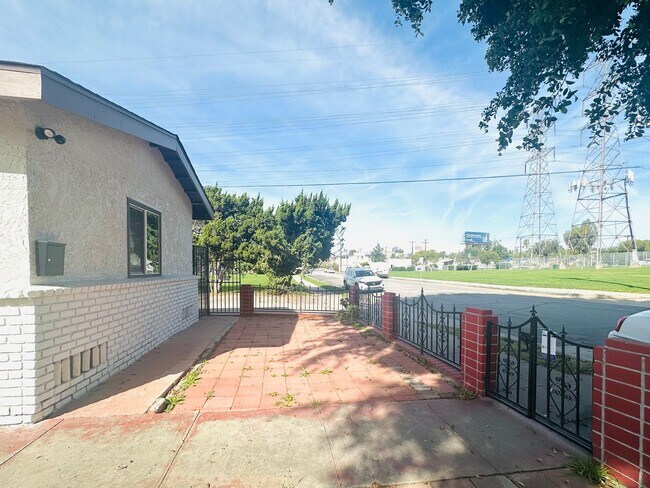 Building Photo - 2645 W Via Corona
