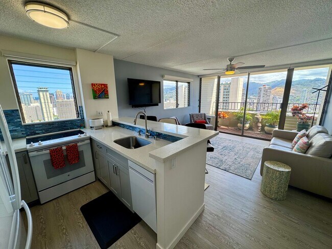 Building Photo - Renovated 1 bedroom with 1 parking at Roya...