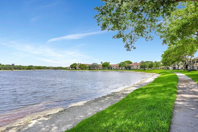 Building Photo - 2850 Carambola Cir S