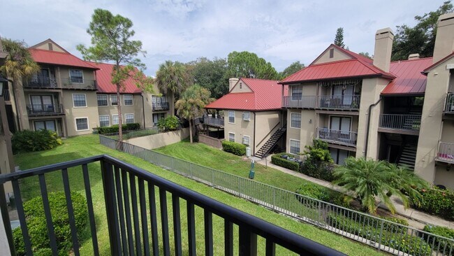 Building Photo - Gated, Updated 2 bedroom, 1 bath Condo in ...