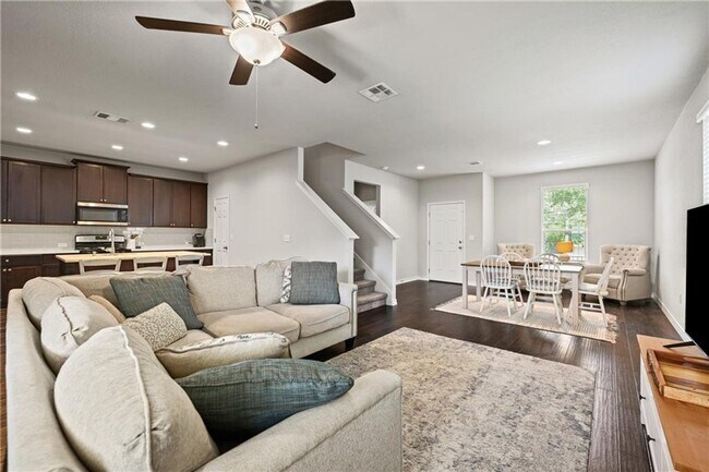 Building Photo - Newly Constructed, 4 BR / 3 BA Home - 2 Car Garage - Pool - Close to Mueller