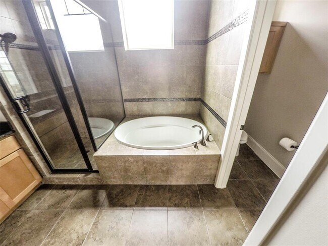 Building Photo - 736 Nicholson St