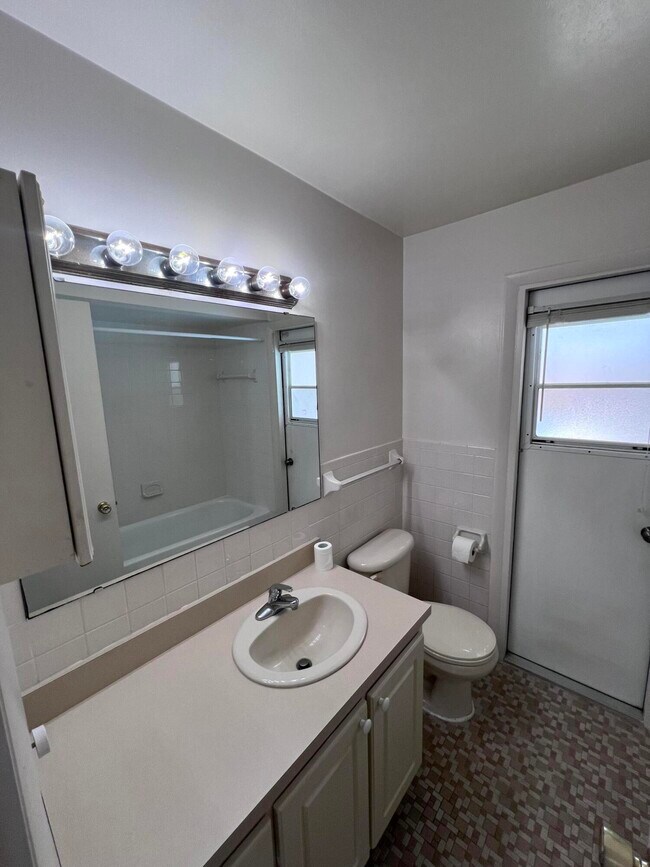 Building Photo - 350 Orion Ct