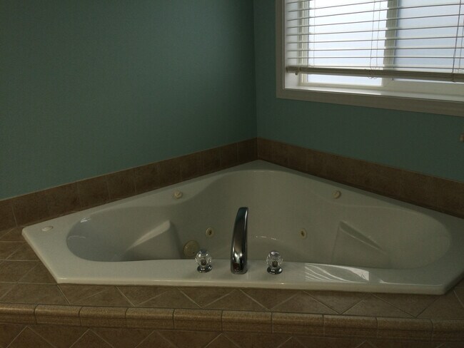 Building Photo - Large Home for Rent in Sage Point Service Area