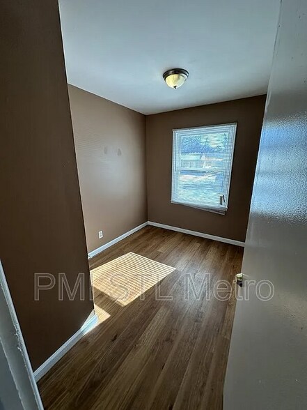 Building Photo - 325 Caithness Rd
