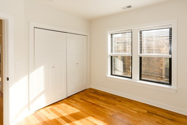 Building Photo - 2210 W Eastwood Ave