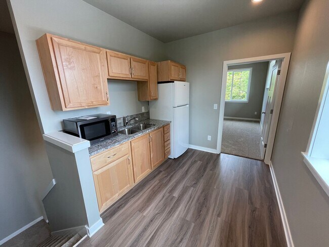 Building Photo - NEW 4 Bedroom / 4.5 Bath Duplex. A/C in every bedroom