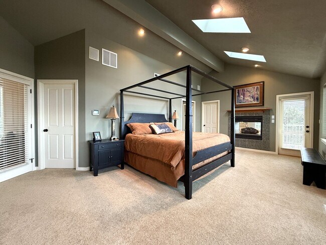 Building Photo - WINTER SPECIAL DISCOUNTED $500 PER MONTH F...