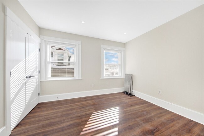 Building Photo - 105 School St