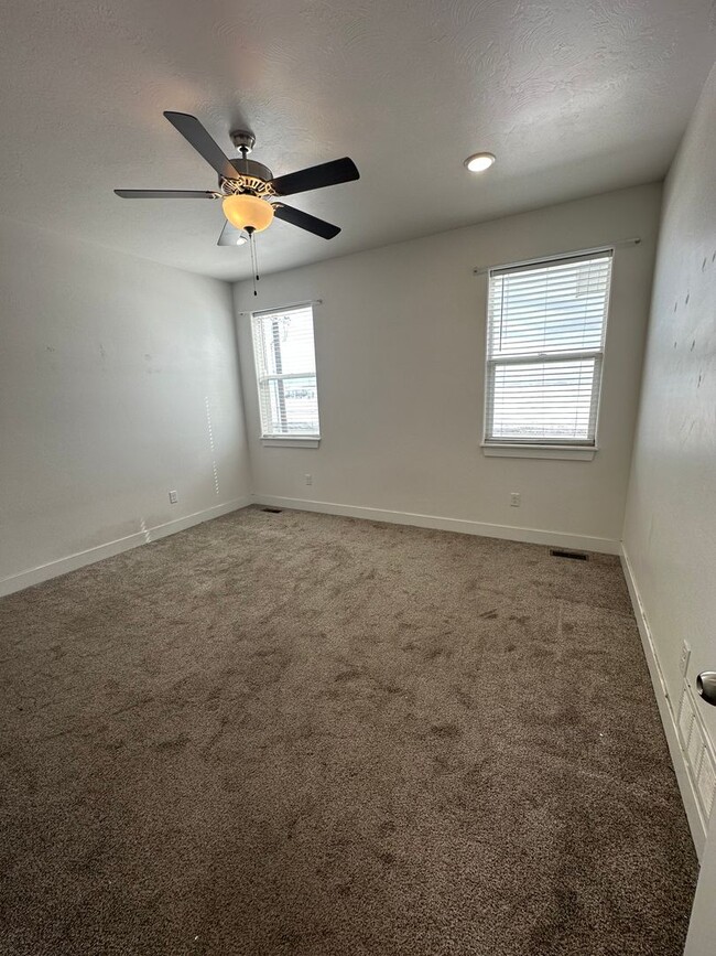 Building Photo - $500 OFF FIRST MONTHS RENT IF A LEASE IS S...