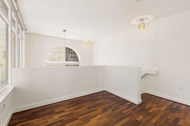 Building Photo - Stunning Marina District 2 Bedroom + a Lof...