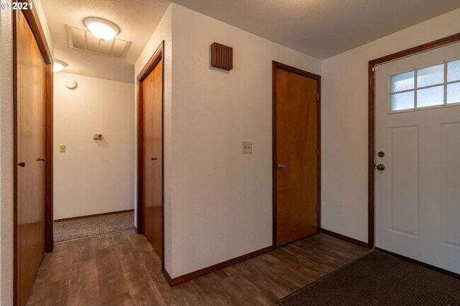 Building Photo - Beautiful Hermiston Home offers a perfect balance of comfort and convenience