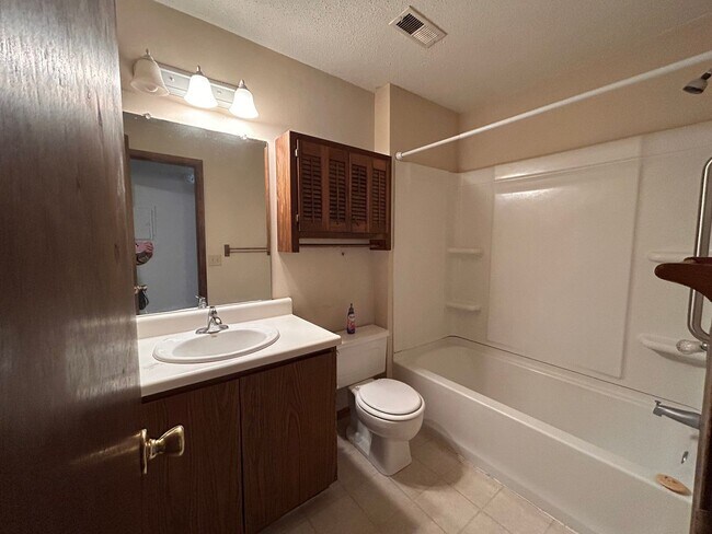 Building Photo - Cute 2 Bedroom 1 Bath