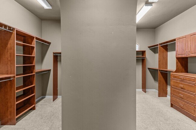 Building Photo - Executive Gainesville Rental: Custom 4 Sui...