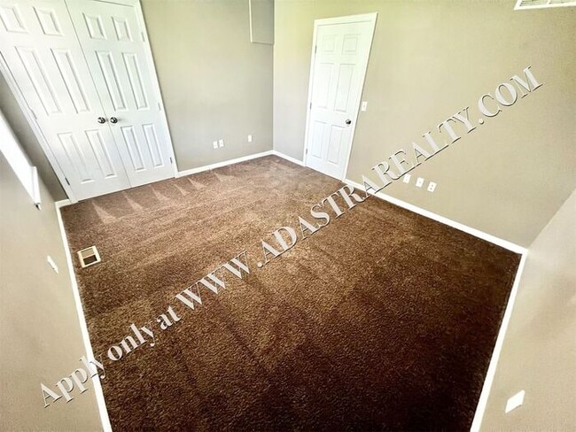 Building Photo - Spacious Shawnee Townhome 3 Bed/3 Bath-Ava...
