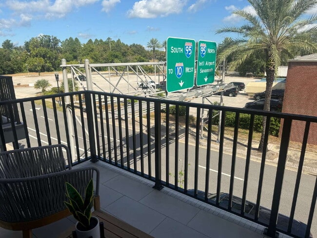 Building Photo - Modern 2-Bedroom Townhome with Garage Parking in the Heart of Jacksonville - Stylish Townhome – 1...