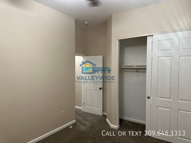 Building Photo - 2555 Crestmore Cir