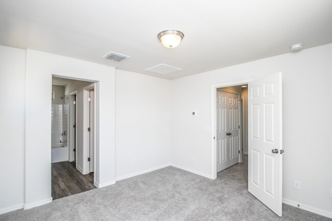Building Photo - 3Br Home $1799 59th Ave/Broadway
