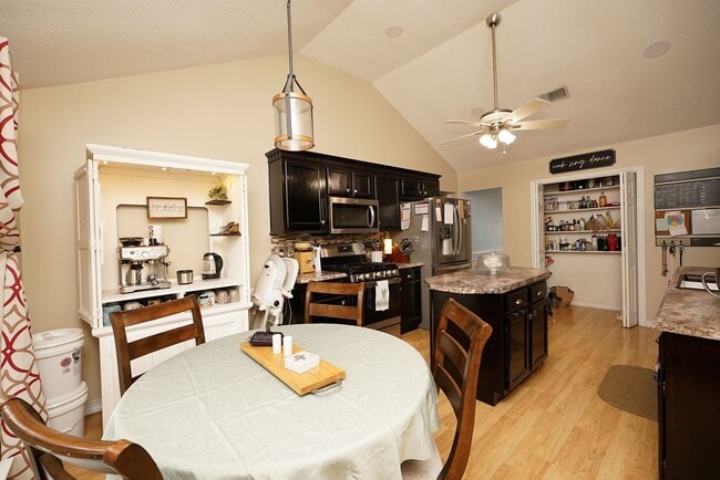 Building Photo - Lovely Cul-De-Sac Home in South Crestview