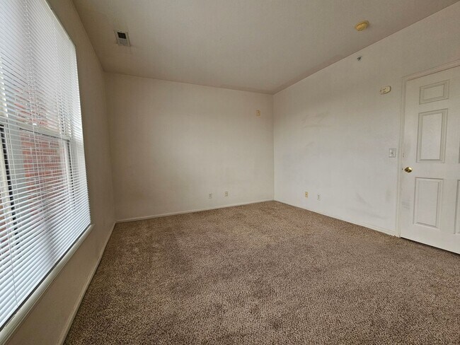 Building Photo - Awesome Aurora Top Floor 2 Bed 2 Bath Cond...