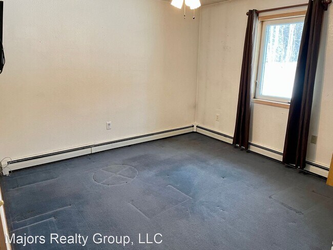 Building Photo - 4 br, 2 bath House - 1070 Oak Crest Crt.