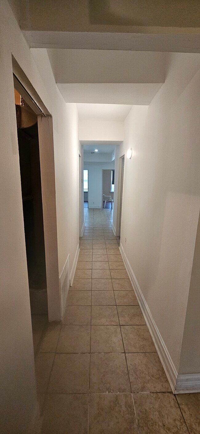 Building Photo - 1811 W 63rd St