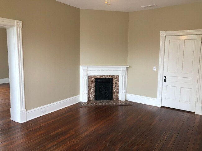 Building Photo - 411 S 8th St