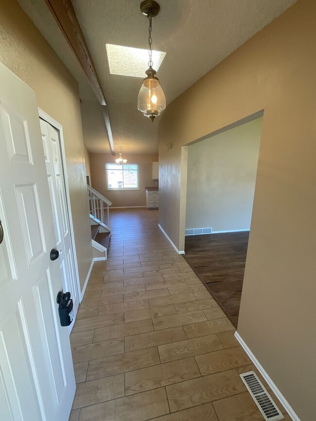 Building Photo - 5 Bedroom Home Available Near Research Pkw...