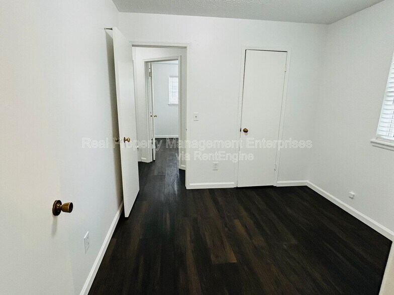 Building Photo - 633 Lotus Ave