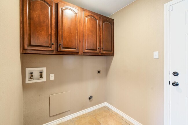 Building Photo - 102 Yellowstone Dr