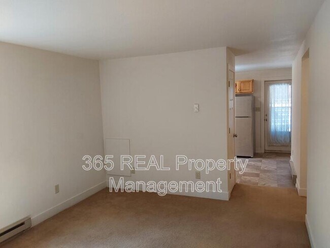 Building Photo - 716 Maple Street - B