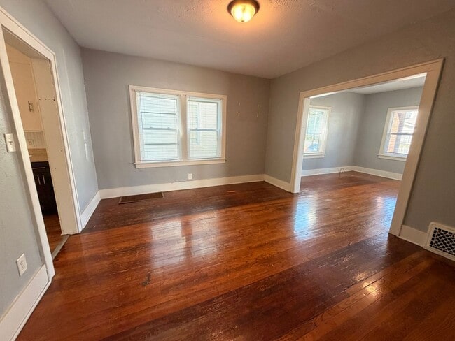 Building Photo - 2 Bedroom Lower Unit with Washer and Dryer!