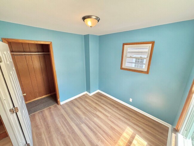 Building Photo - Spacious 5bd single family home | Off Street Parking | Updated kitchen