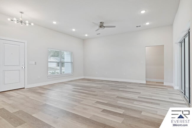 Building Photo - 71 Point of Woods Dr